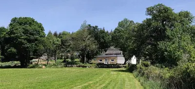 a house in the middle of a green field at La Casita in Lugo