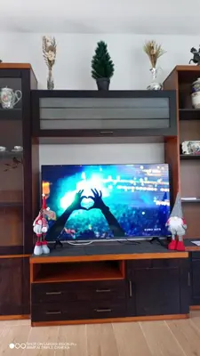 a flat screen tv in a living room at apartamento con jardin in Santiago de Compostela