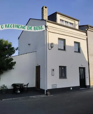 a white building with a sign that reads necromancer be bus at O RECUNCHO DE BERE in Ribadeo
