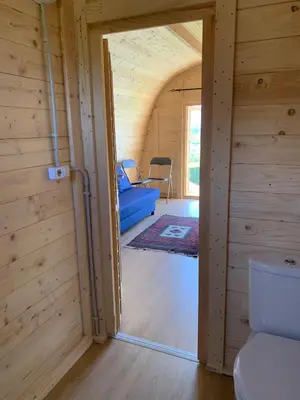a room with a toilet in a wooden house at Bungalow 3 personas - Camping Playa de Tapia in Tapia de Casariego