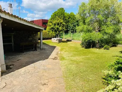 a yard with a bench next to a house at Villa Clásica en Santiago 